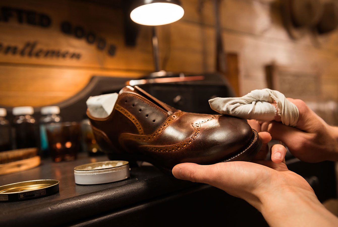 Taller de calzado con zapatos terminados